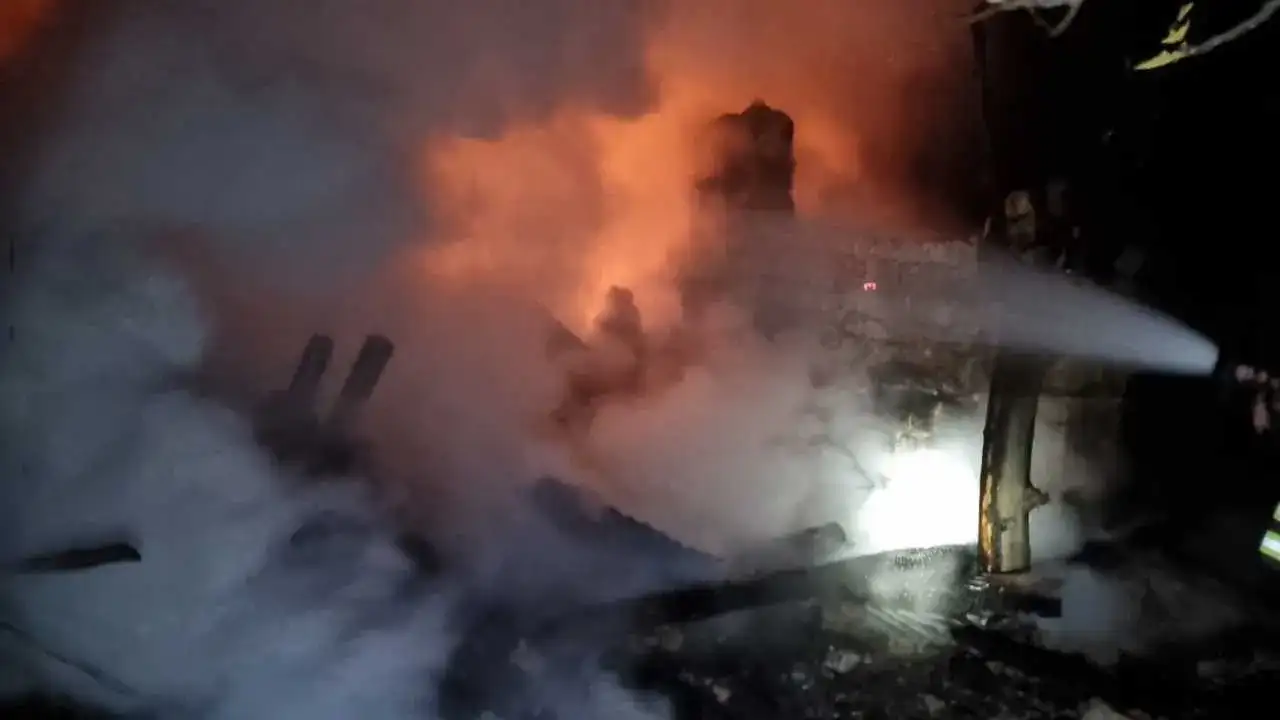 Adana’da Ev Yangını Söndü Ama Endişe Bitmedi: Kayıp Kadın Aranıyor! 2